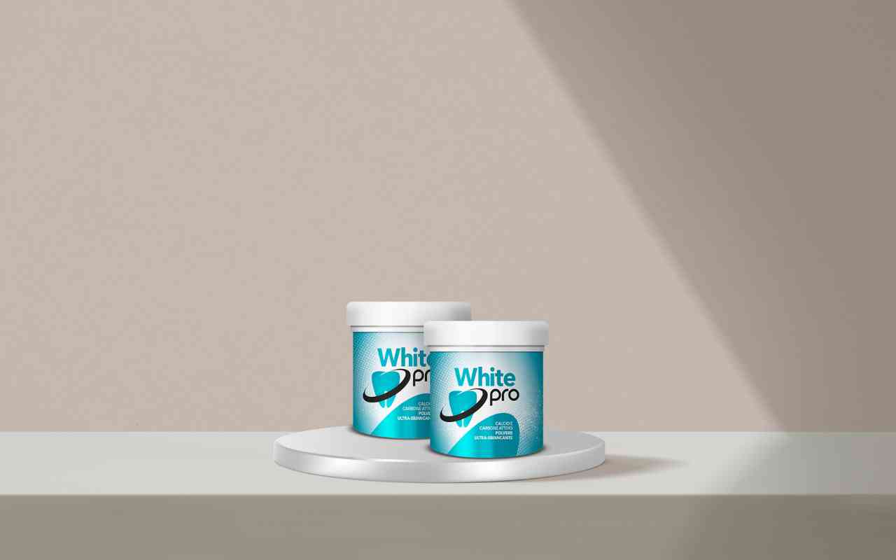 Scopri come ottenere denti bianchi a casa con White Pro, il trattamento sicuro ed efficace