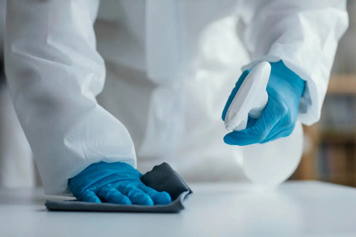 Attenzione: stai usando il disinfettante sbagliato in casa. Ecco quale scegliere per ogni superficie