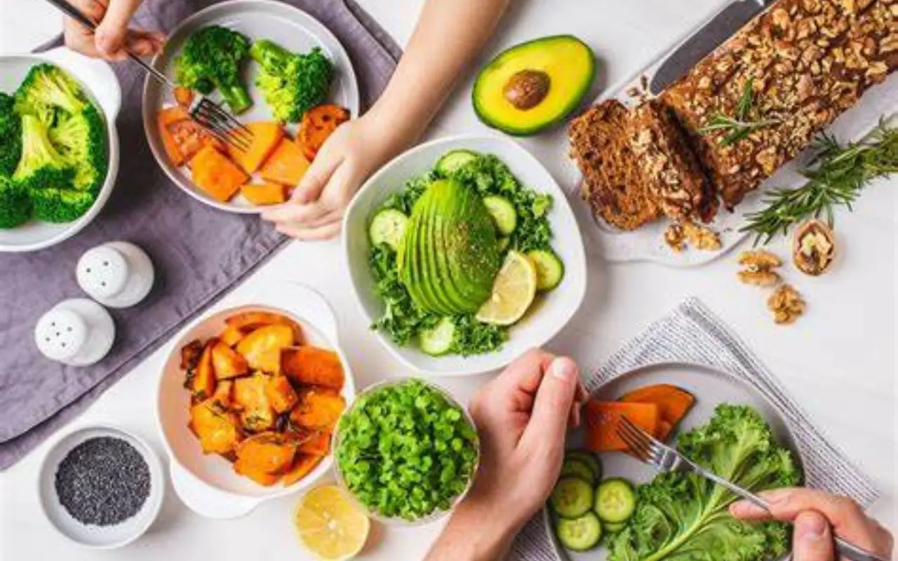 Pensi di mangiare sano? Ecco la dieta equilibrata che allunga la vita secondo gli esperti