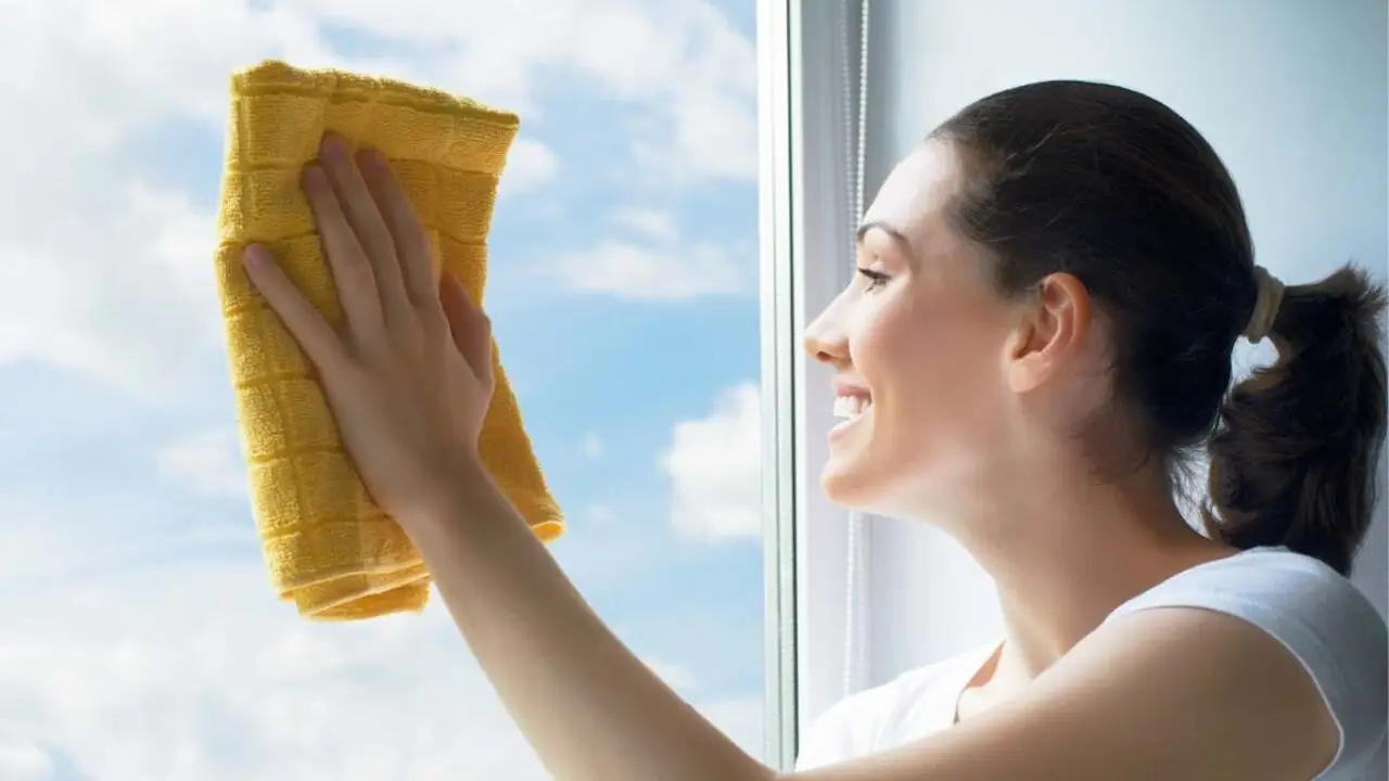 Il trucco velocissimo per togliere la polvere dai vestiti senza usare il rullo adesivo