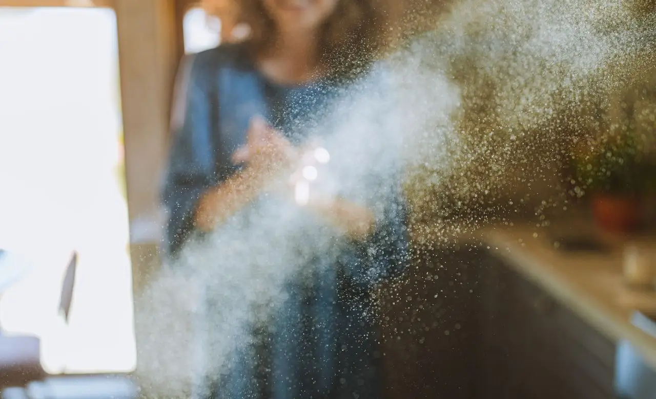 Stai usando il panno sbagliato per spolverare: ecco quale elimina davvero la polvere senza sollevarla