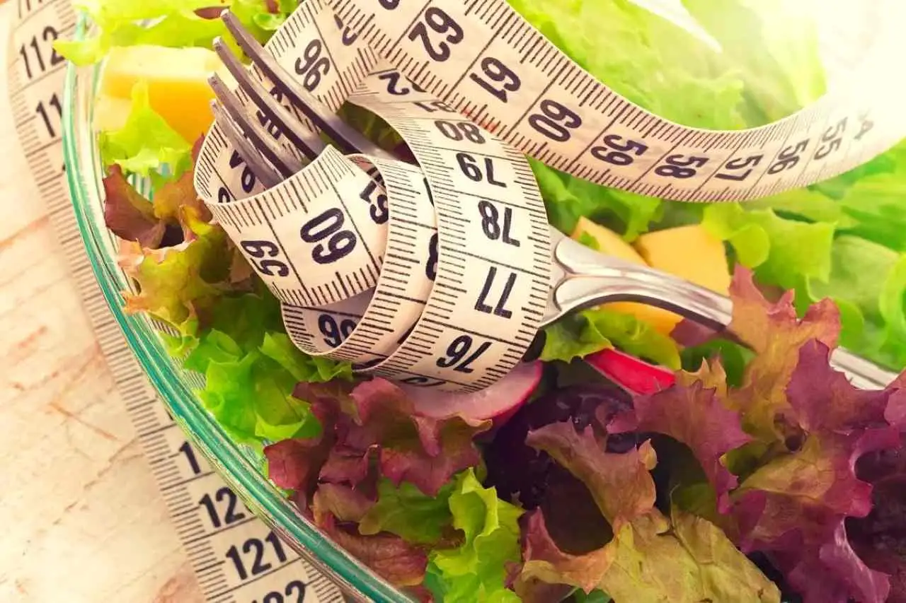 Cosa mangiare la sera per dimagrire la pancia: i 5 alimenti che ti sgonfiano durante la notte